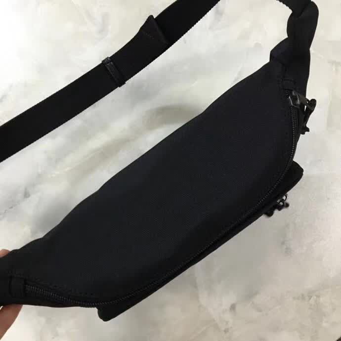 BALENCIAG巴黎世家 帆布胸包腰包 簡單輕便  BL1136